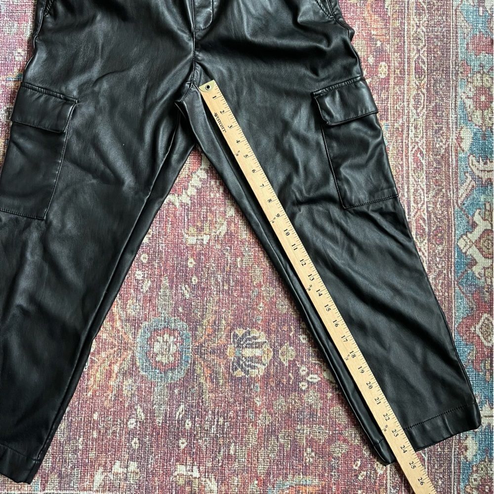 GAP women’s small faux leather Black Cargo cropped pants - Picture 4 of 9
